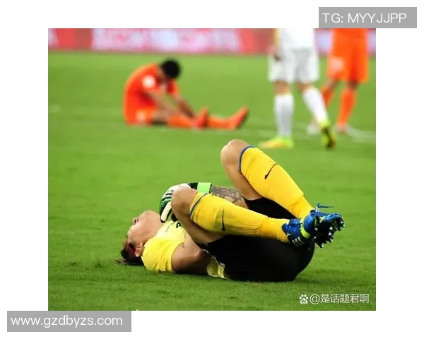 足球球星穿烂鞋引热议 究竟是谁的破鞋成了焦点话题